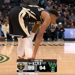 沮丧！字母哥小腿不舒服啊 走去球员通道又回了替补席！